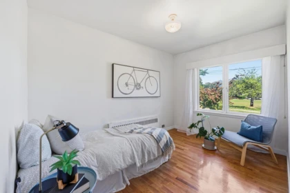 Office / Den Photo of 2880 Oxford Street, Vancouver, BC