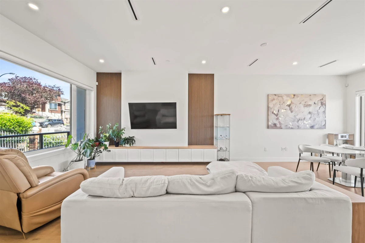 Living Room Photo of 742 E 58th Avenue, Vancouver, BC
