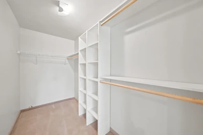 Hallway Photo of 305 E 17th Street, North Vancouver, BC