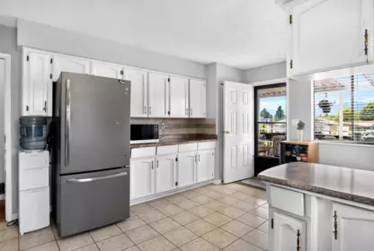 Kitchen Island Photo of 2871 E 18th Avenue, Vancouver, BC