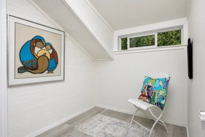 Entry Foyer Photo of 3131 Beach Avenue, Roberts Creek, BC