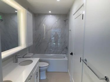 Primary Bathroom Photo of 409 46185 Thomas Road, Chilliwack, BC