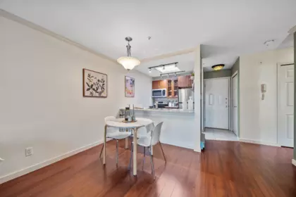 Kitchen Island Photo of 305 526 Thirteenth Street, New Westminster, BC