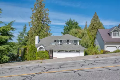 5818 Trail Avenue, Sechelt, BC, Sechelt — Single Family Residence for sale