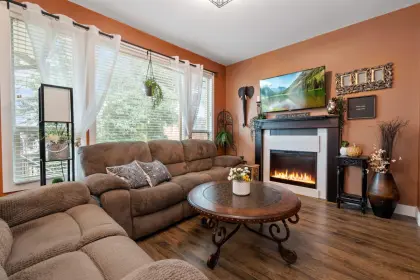 8 9280 Broadway Street, Chilliwack, BC, Chilliwack — Townhouse for sale