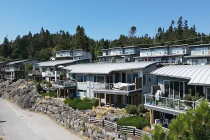 5379 Wakefield Beach Lane, Sechelt, BC, Sechelt — Townhouse for sale