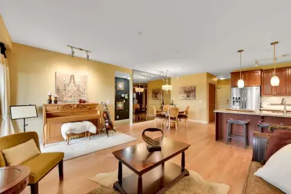 411 8157 207 Street, Langley, BC, Langley — Apartment/Condo for sale