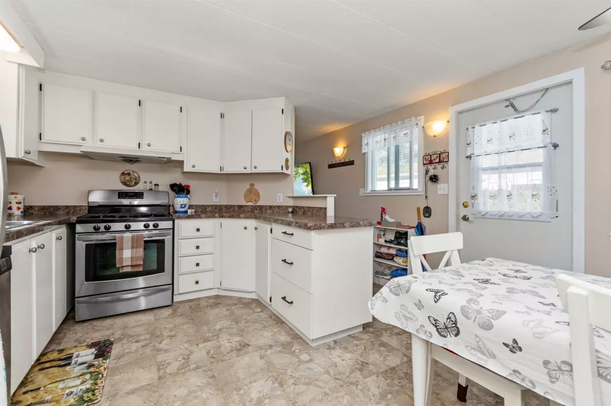 Walk-In Closet Photo of 18 62780 Flood Hope Road, Hope, BC