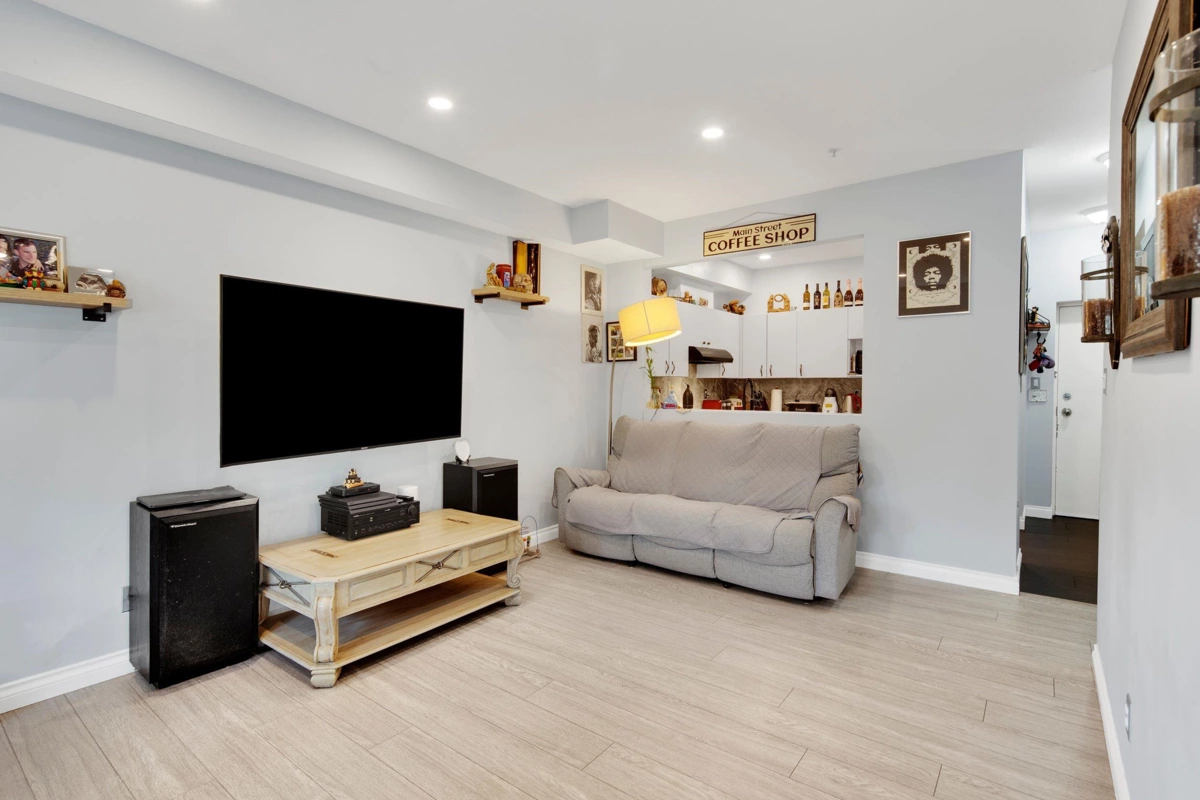 Dining Area Photo of 8 123 Seventh Street, New Westminster, BC