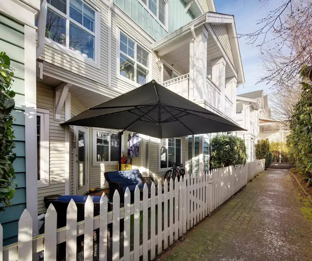 Entry Foyer Photo of 8 123 Seventh Street, New Westminster, BC