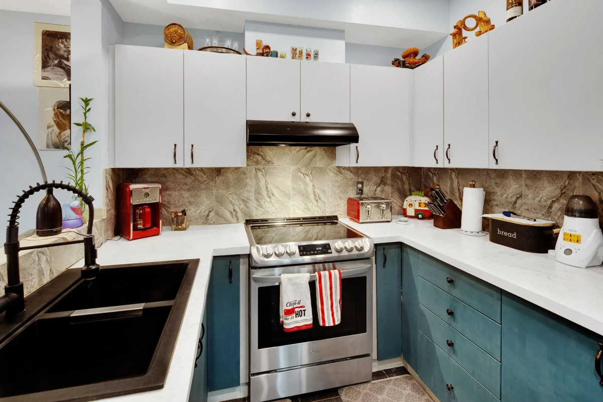 Kitchen Island Photo of 8 123 Seventh Street, New Westminster, BC