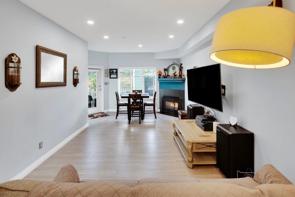 Living Room Photo of 8 123 Seventh Street, New Westminster, BC