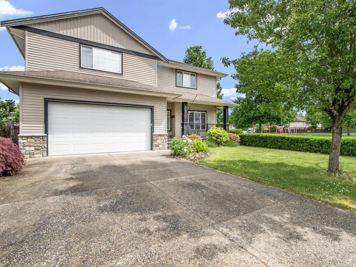 Living Room Photo of 32957 Phelps Avenue, Mission, BC