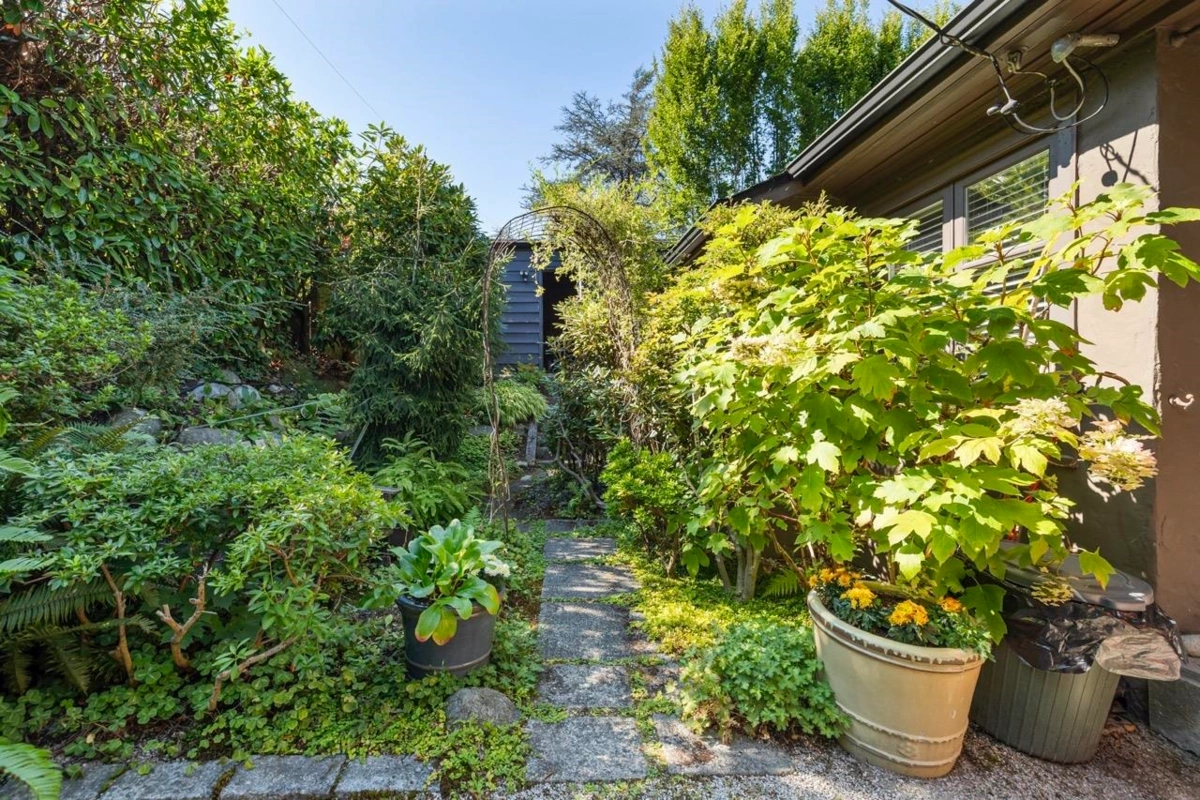 Garden / Landscaping Photo of 2533 Wallace Crescent, Vancouver, BC