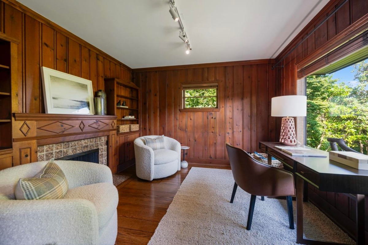 Kitchen Island Photo of 2533 Wallace Crescent, Vancouver, BC