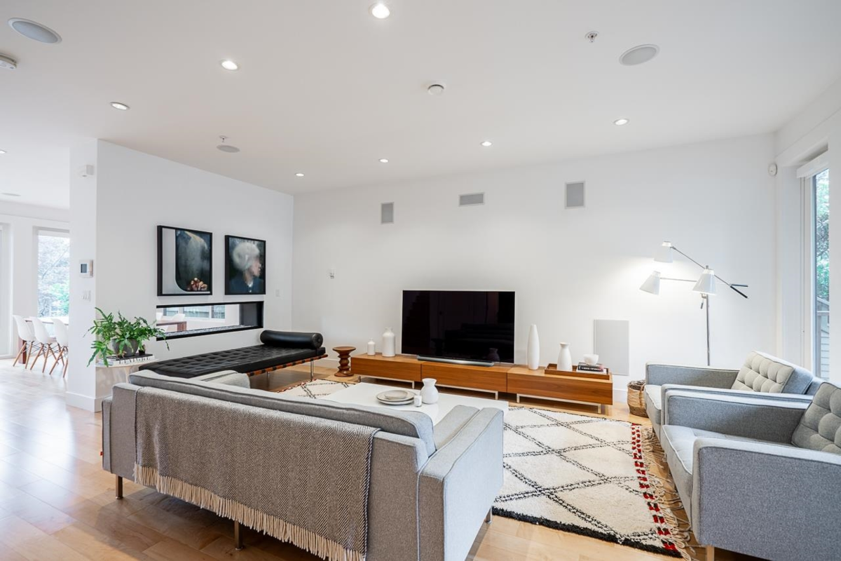 Family Room Photo of 33 E 22nd Avenue, Vancouver, BC