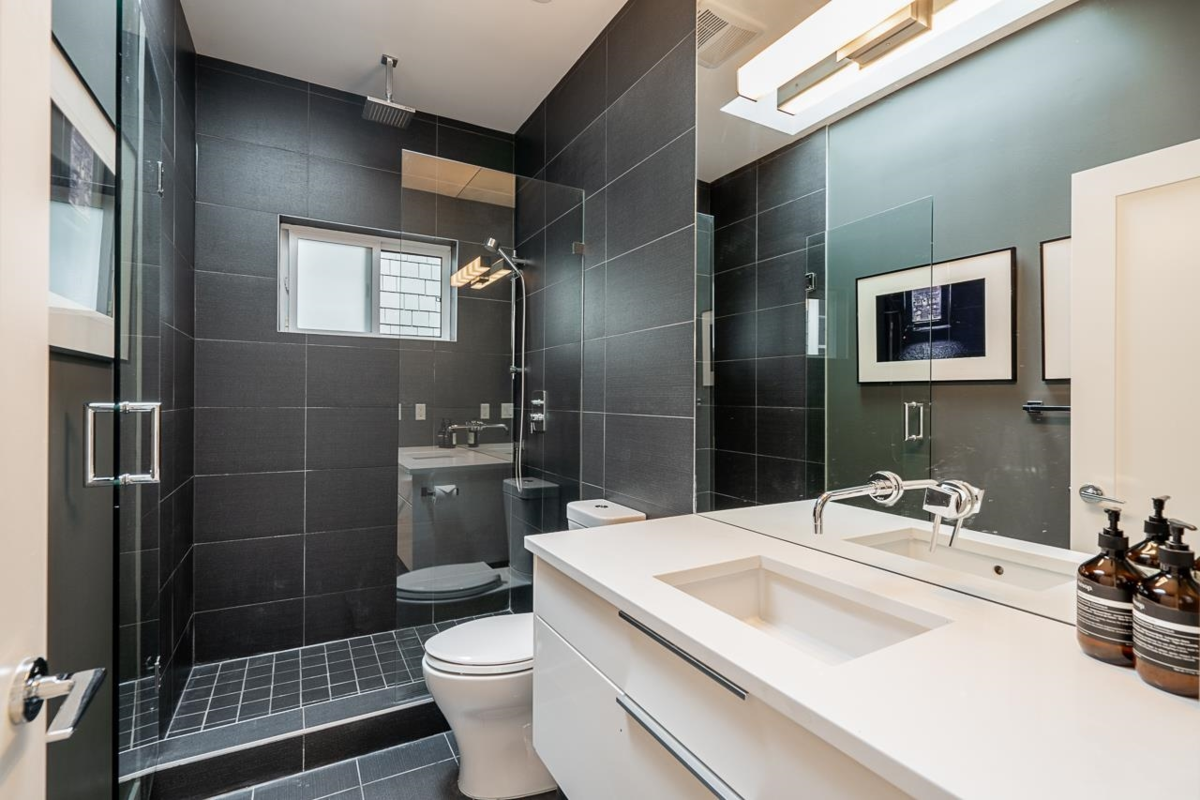 Hallway Photo of 33 E 22nd Avenue, Vancouver, BC