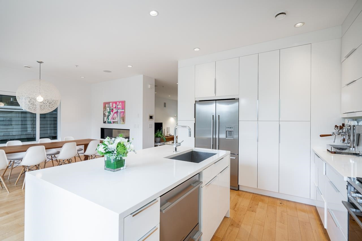 Kitchen Island Photo of 33 E 22nd Avenue, Vancouver, BC