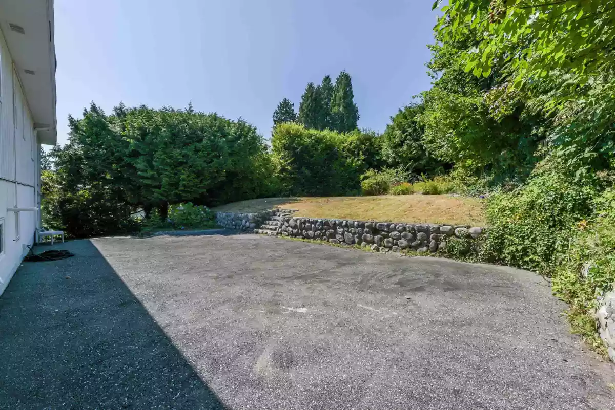 Garden / Landscaping Photo of 2365 Queens Avenue, West Vancouver, BC