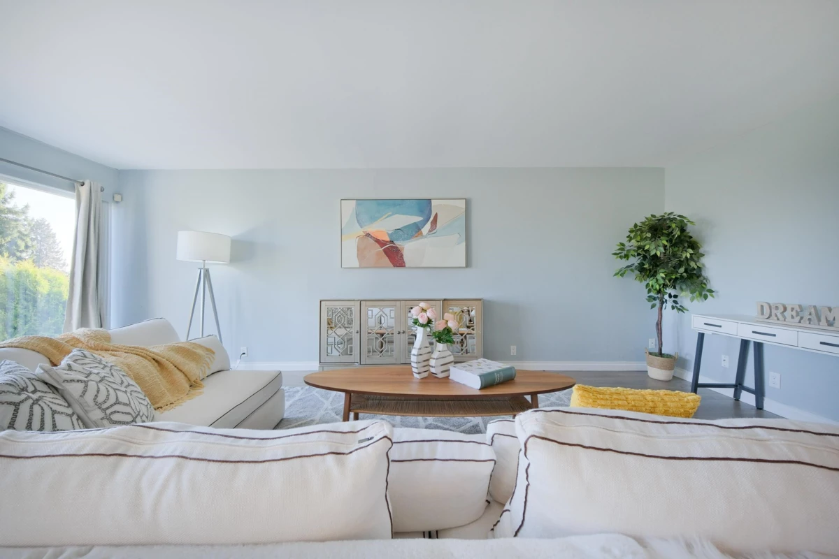 Kitchen Island Photo of 2365 Queens Avenue, West Vancouver, BC