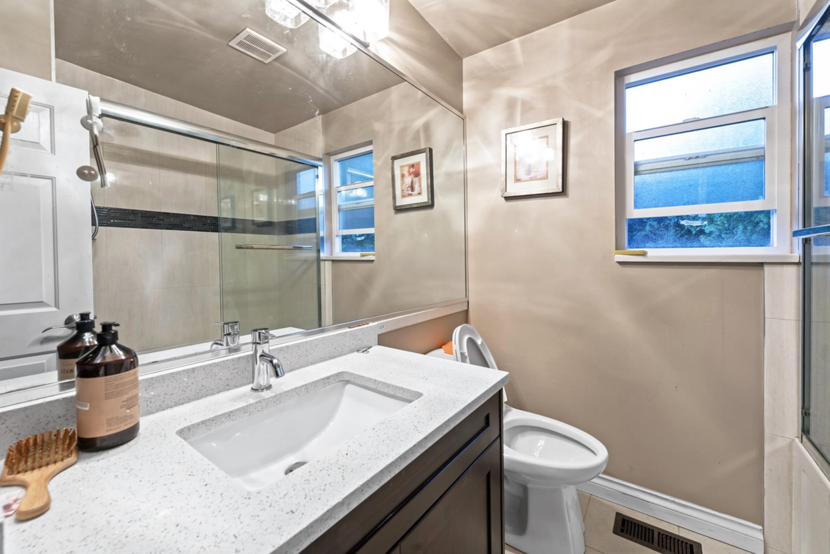 Mudroom Photo of 2365 Queens Avenue, West Vancouver, BC