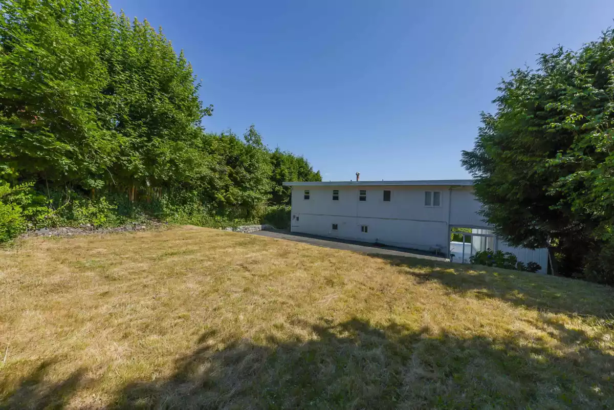 Swimming Pool Photo of 2365 Queens Avenue, West Vancouver, BC