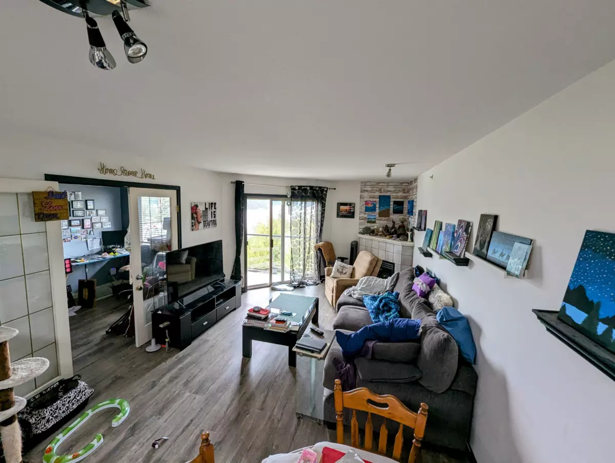 Dining Area Photo of 322 5780 Trail Avenue, Sechelt, BC