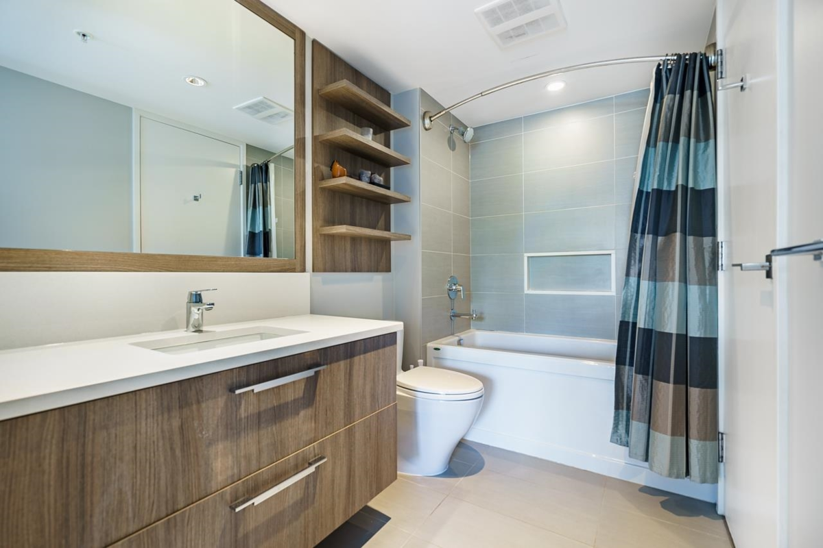 Entry Foyer Photo of 505 958 Ridgeway Avenue, Coquitlam, BC