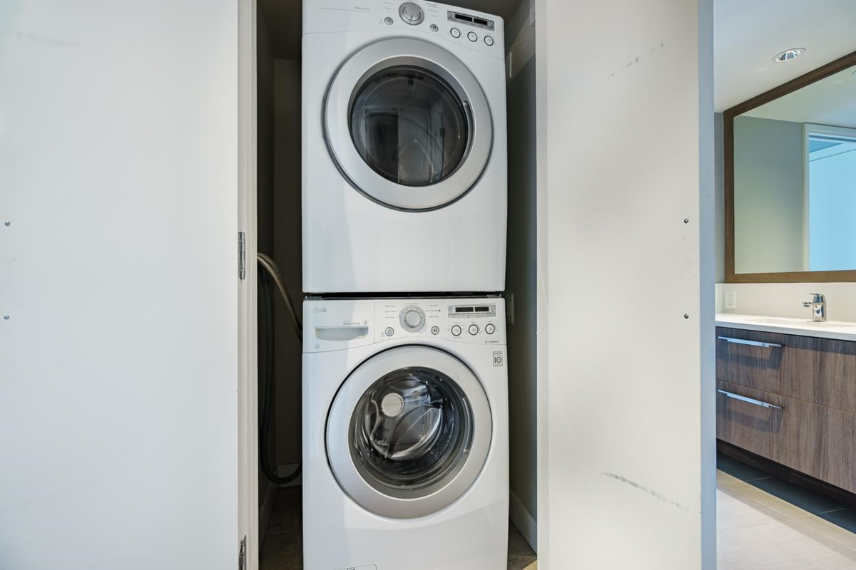 Hallway Photo of 505 958 Ridgeway Avenue, Coquitlam, BC