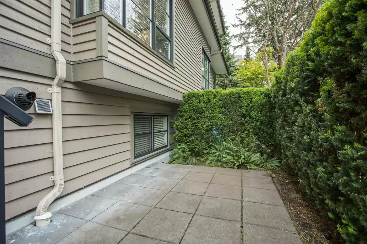 Front Yard Photo of 10 3150 Sunnyhurst Road, North Vancouver, BC