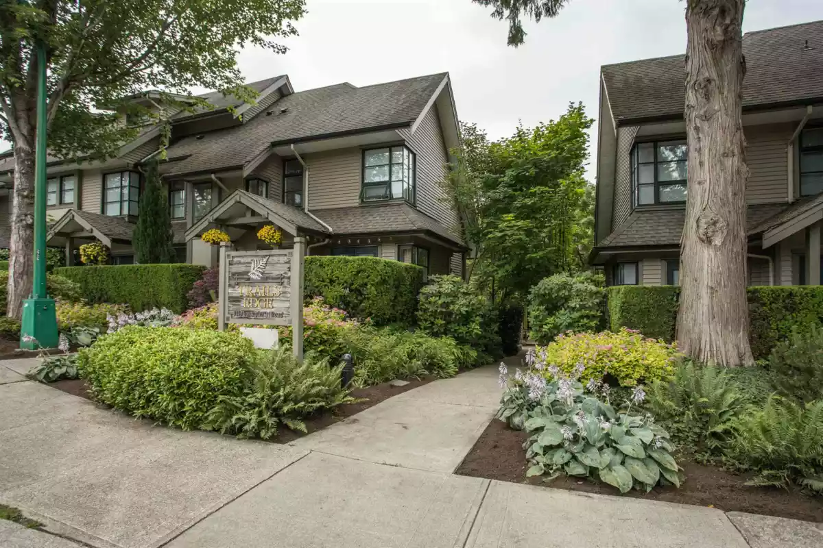 Outdoor Kitchen Photo of 10 3150 Sunnyhurst Road, North Vancouver, BC