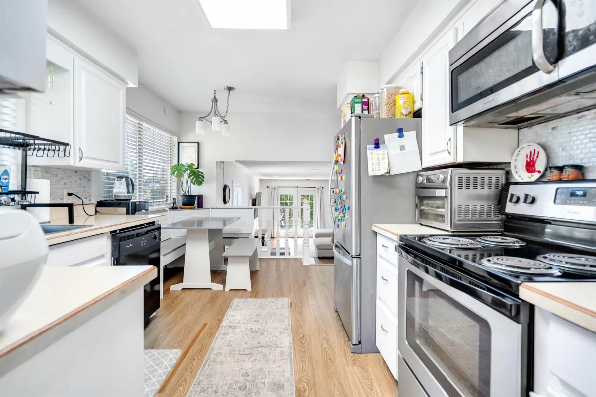 Kitchen Island Photo of 14596 89 Avenue, Surrey, BC