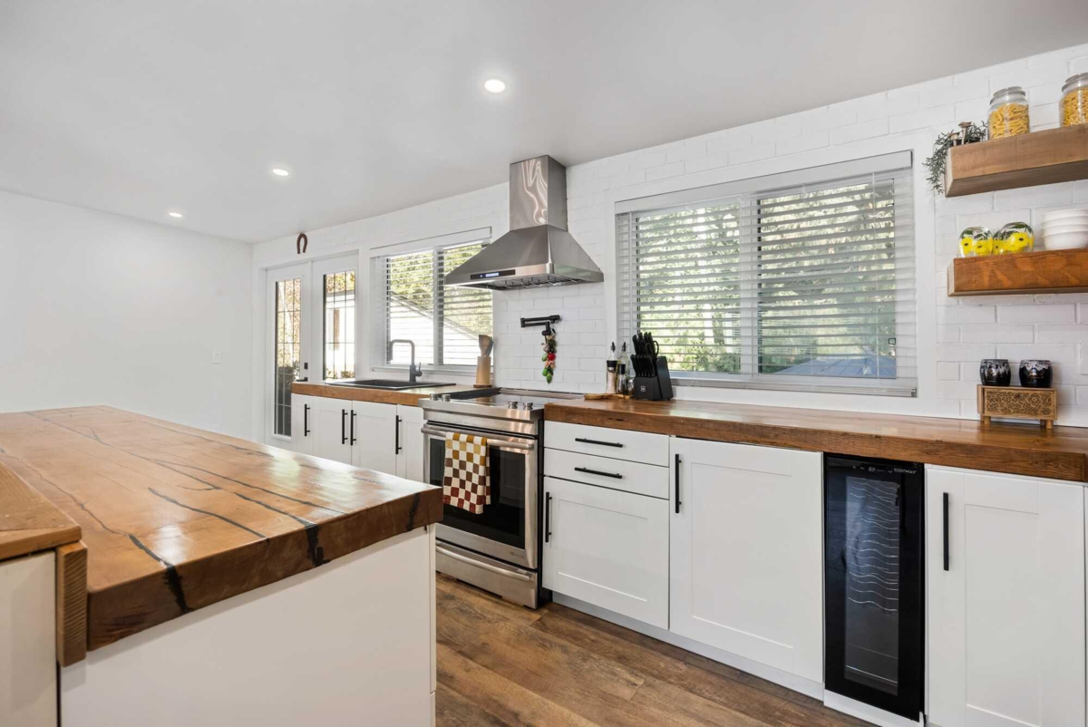 Dining Area Photo of 66686 Kawkawa Lake Road, Hope, BC