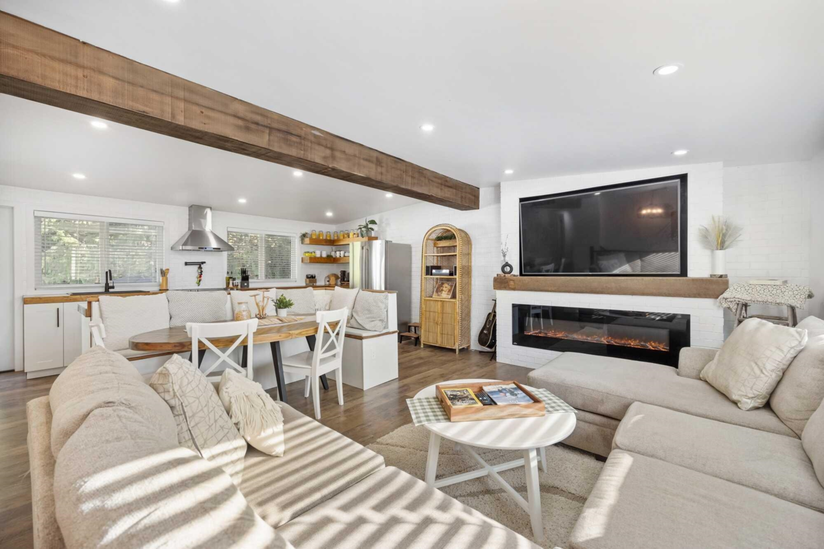 Living Room Photo of 66686 Kawkawa Lake Road, Hope, BC