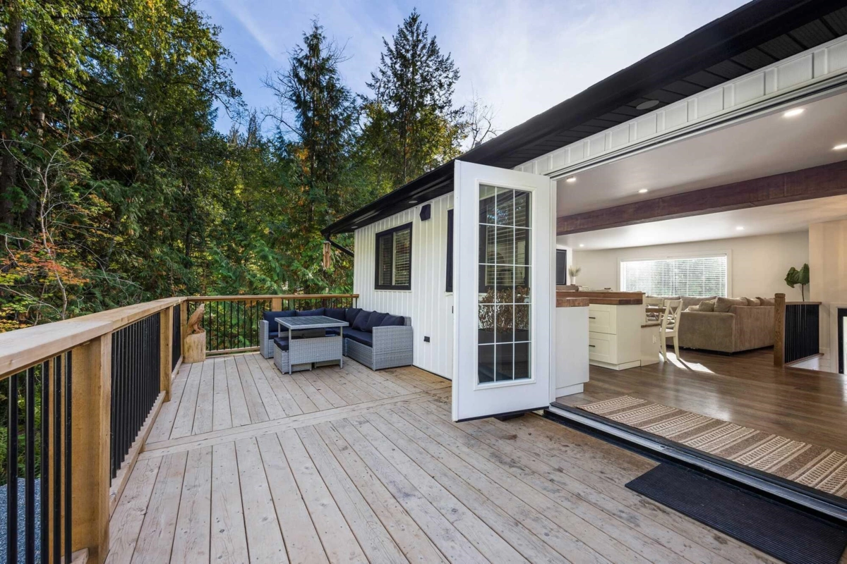 Walk-In Closet Photo of 66686 Kawkawa Lake Road, Hope, BC