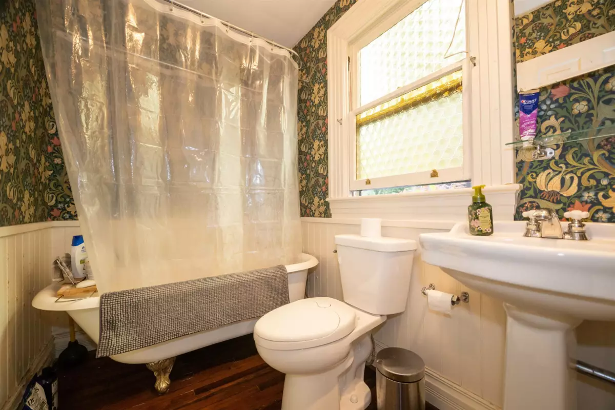 Powder Room Photo of 1119 Pendrell Street, Vancouver, BC