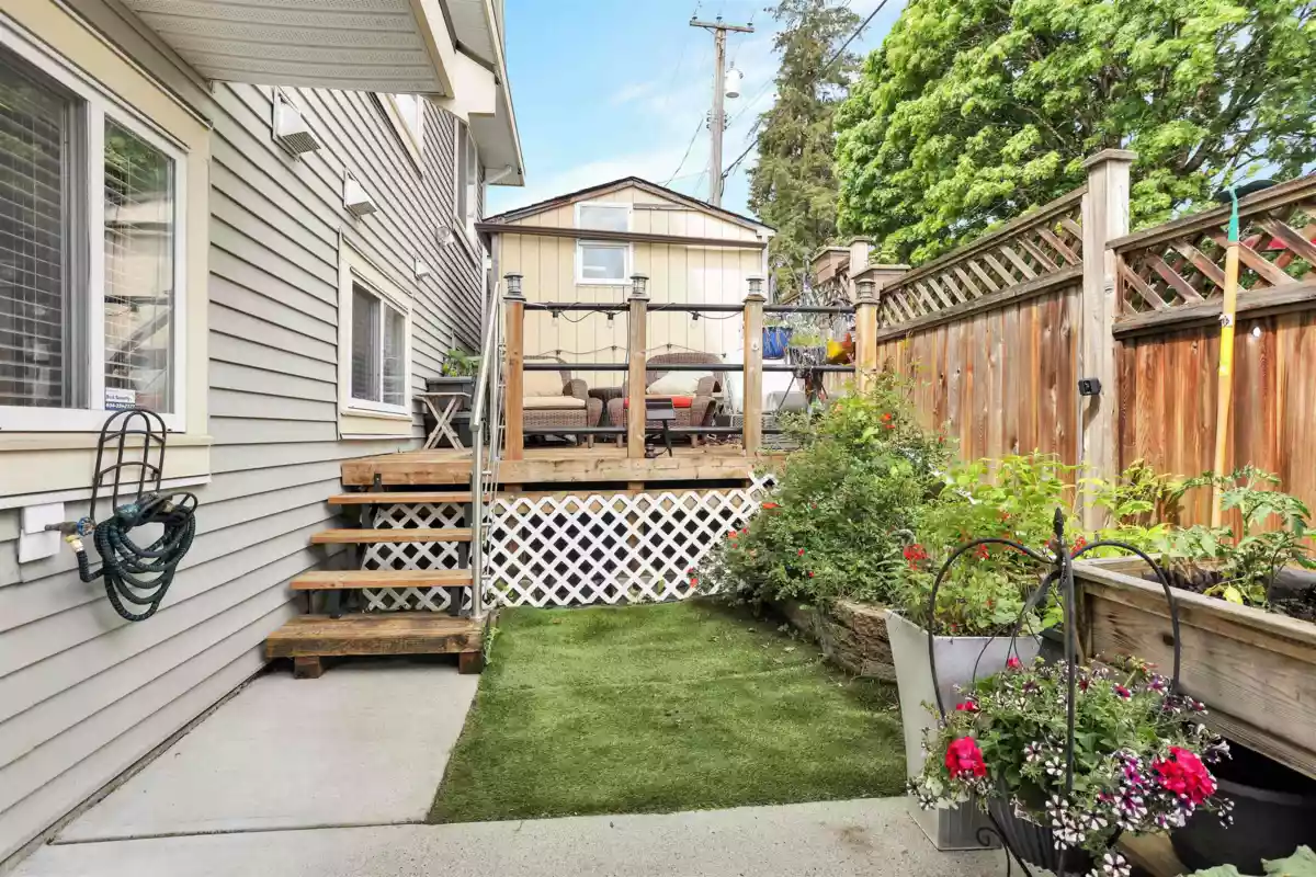 Front Yard Photo of 943 Harris Avenue, Coquitlam, BC