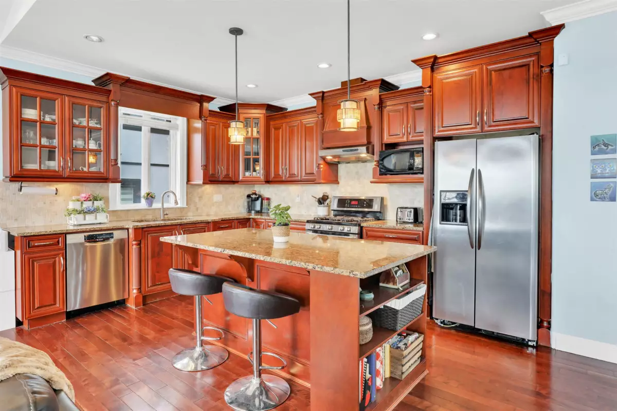 Kitchen Island Photo of 943 Harris Avenue, Coquitlam, BC