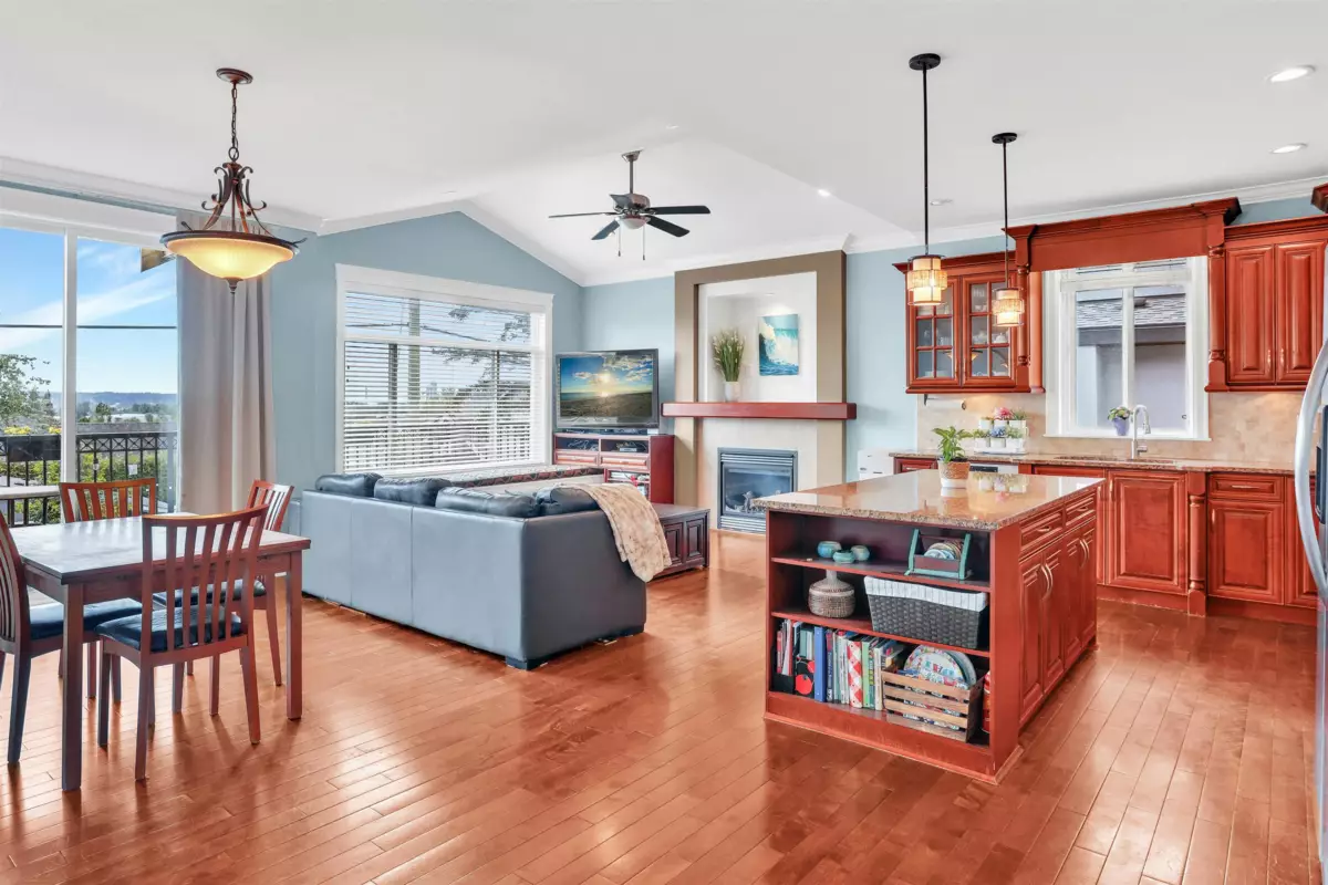 Kitchen Photo of 943 Harris Avenue, Coquitlam, BC