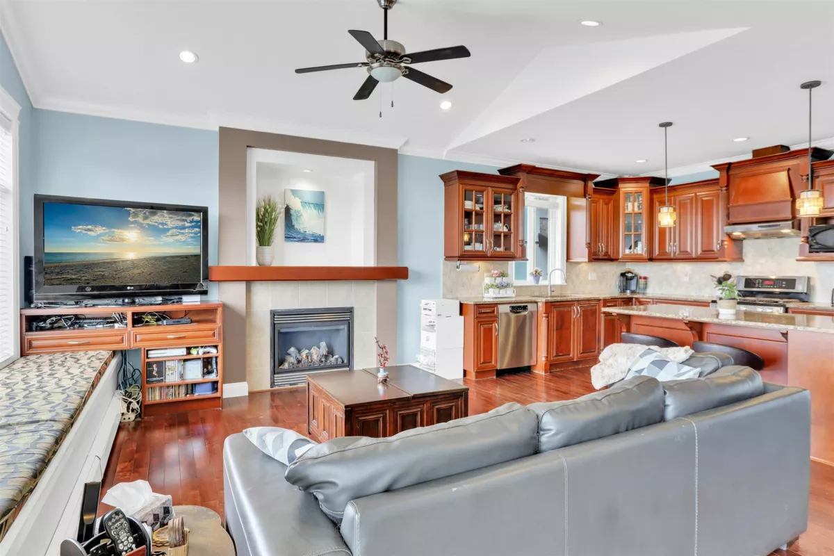 Pantry Photo of 943 Harris Avenue, Coquitlam, BC