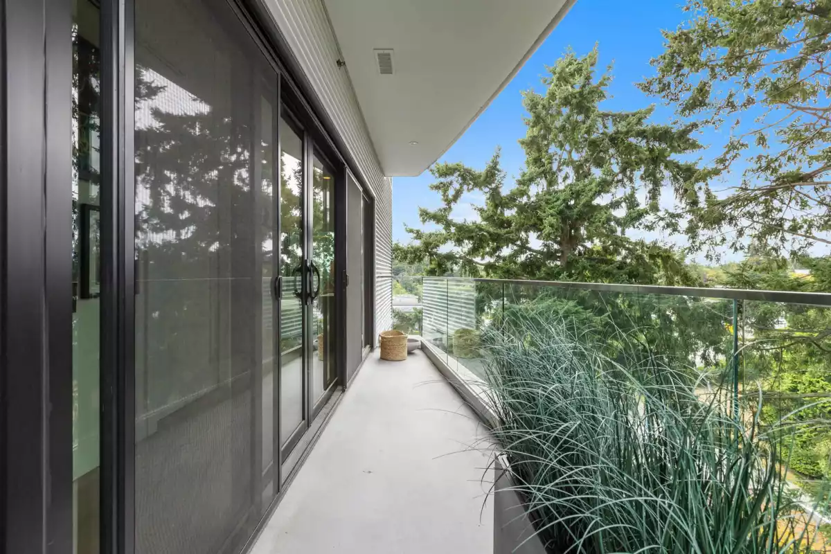 Entry Foyer Photo of 602 14825 Thrift Avenue, White Rock, BC