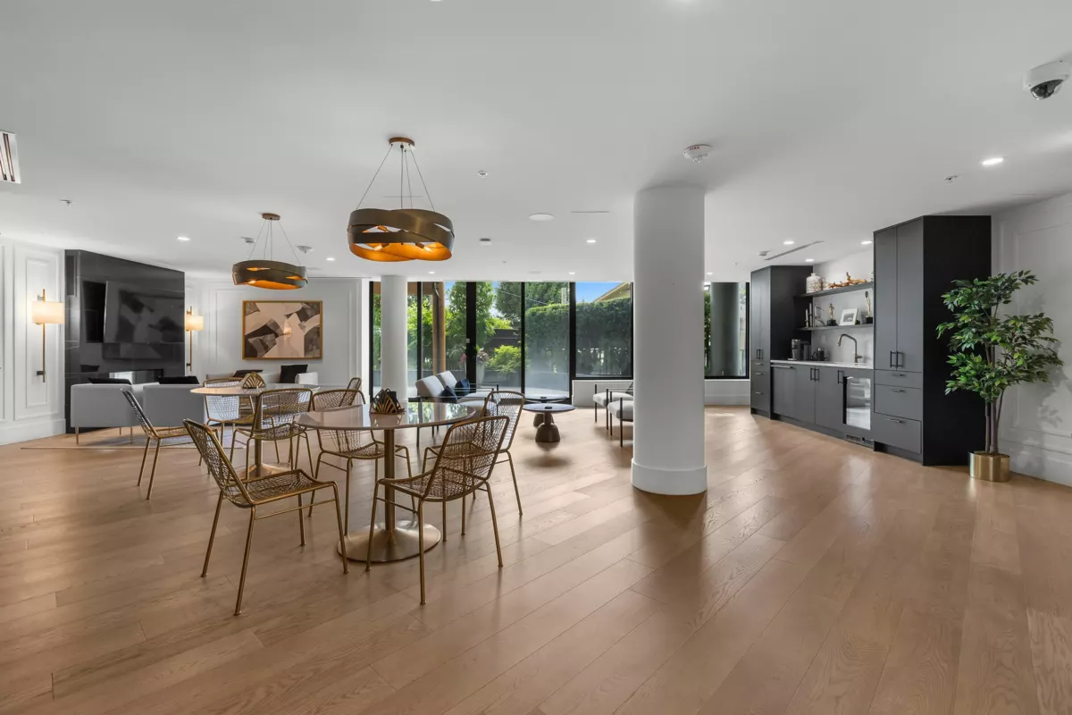 Front Yard Photo of 602 14825 Thrift Avenue, White Rock, BC