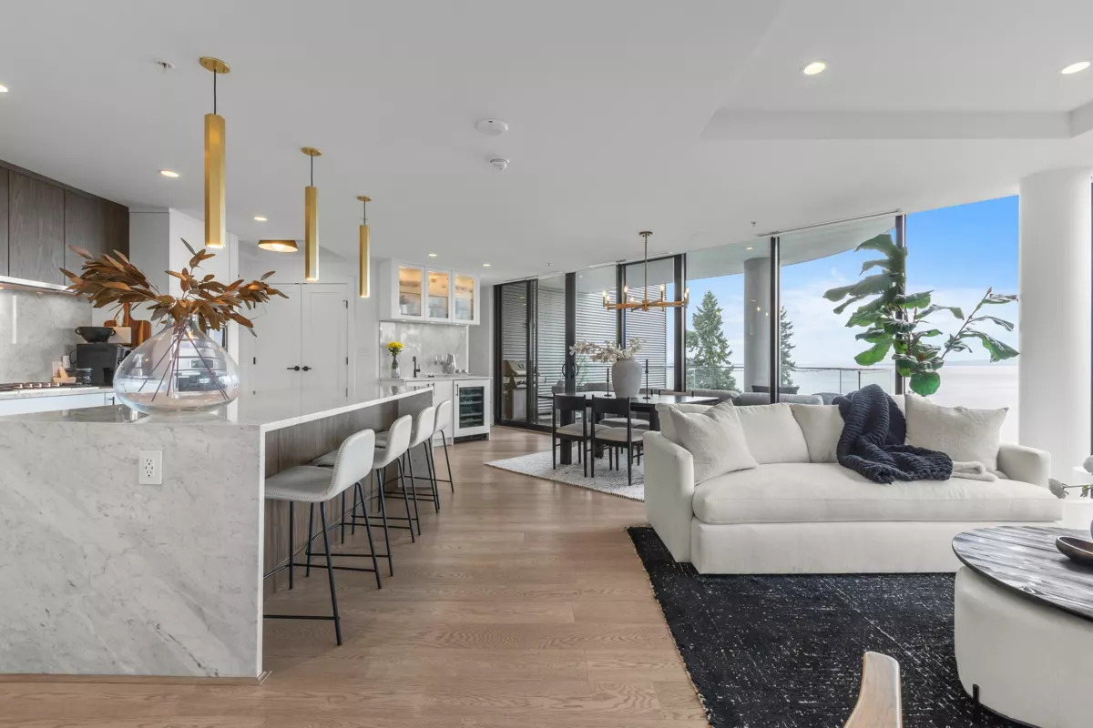 Kitchen Island Photo of 602 14825 Thrift Avenue, White Rock, BC