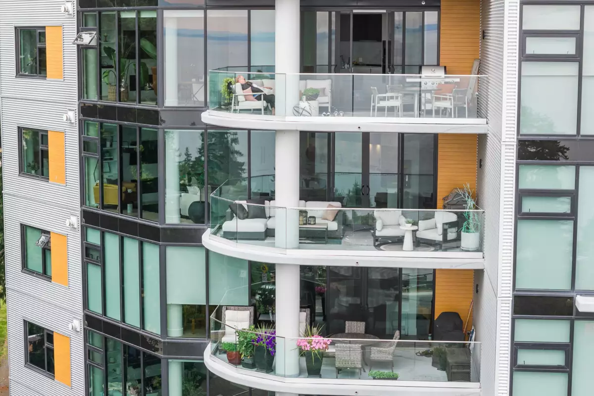 Living Room Photo of 602 14825 Thrift Avenue, White Rock, BC