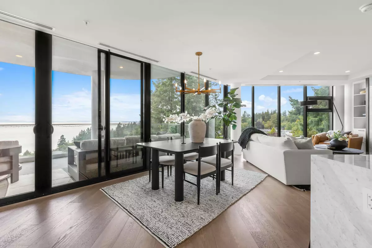 Primary Bathroom Photo of 602 14825 Thrift Avenue, White Rock, BC