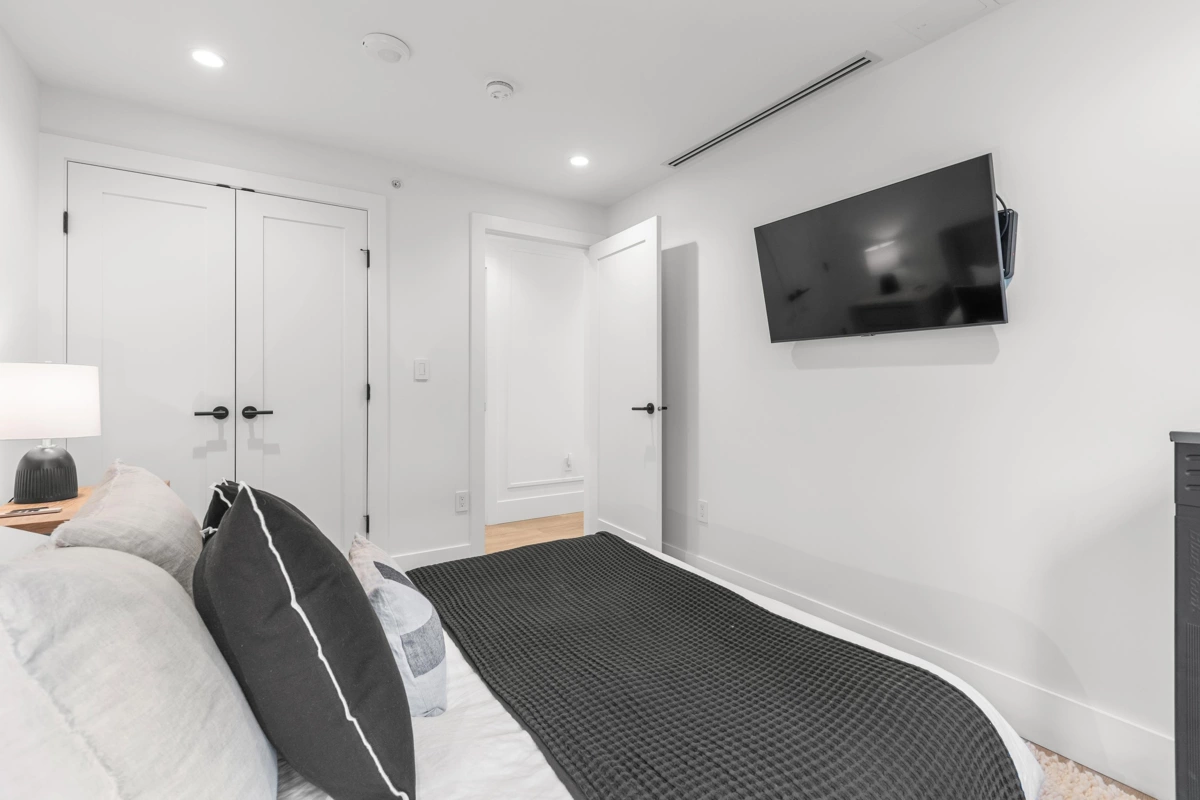 Staircase Photo of 602 14825 Thrift Avenue, White Rock, BC