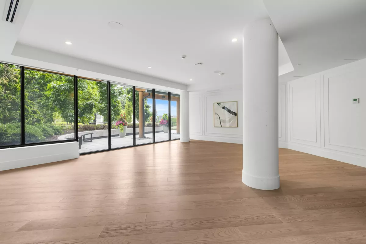 Swimming Pool Photo of 602 14825 Thrift Avenue, White Rock, BC