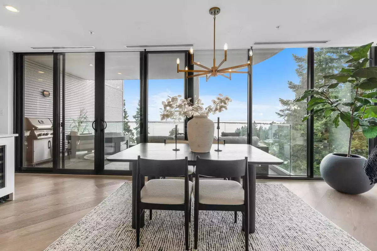 Walk-In Closet Photo of 602 14825 Thrift Avenue, White Rock, BC