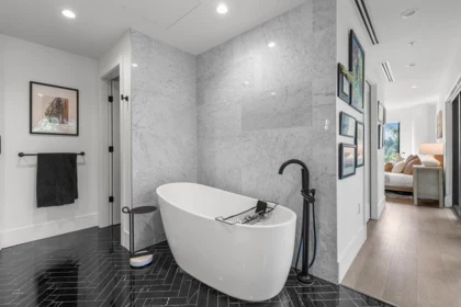 Mudroom Photo of 602 14825 Thrift Avenue, White Rock, BC