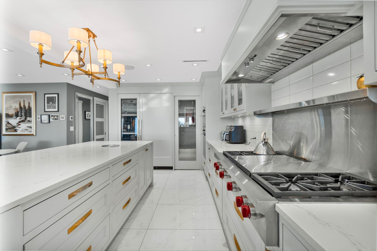 Kitchen Island Photo of 1388 21st Street, West Vancouver, BC